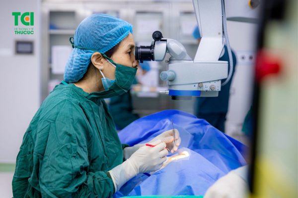 Phẫu thuật đục thủy tinh thể là kỹ thuật lấy và ghép thủy tinh thể nhân tạo để cải thiện thị lực