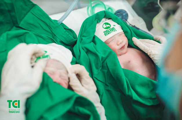 Hai bé được theo dõi sức khỏe, đảm bảo không gặp các vấn đề bất thường do ngôi ngược, mẹ tiểu đường thai kỳ