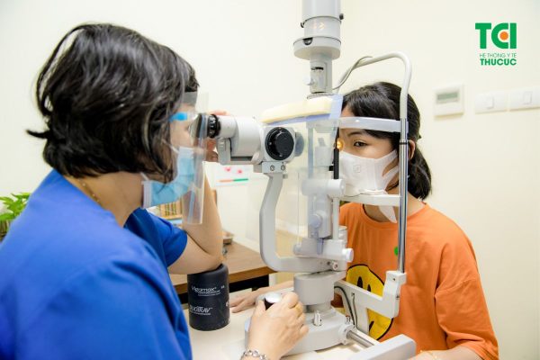 Phương pháp điều trị thị lực suy giảm phụ thuộc vào nguyên nhân gây bệnh và cần được chỉ định bởi bác sĩ có chuyên môn