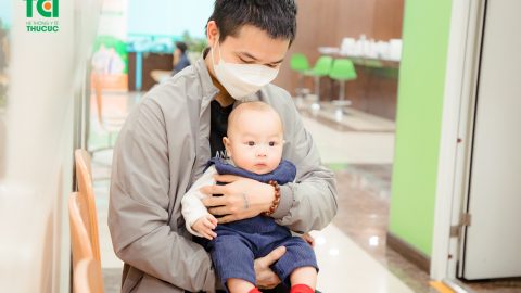 Trẻ 5 tháng khó bú được chẩn đoán bị dính thắng lưỡi!