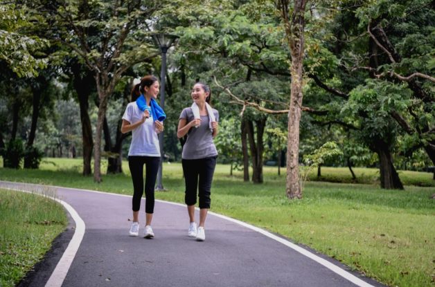 Các hoạt động như đi bộ nhẹ nhàng giúp quá trình tiêu hóa diễn ra trơn tru hơn