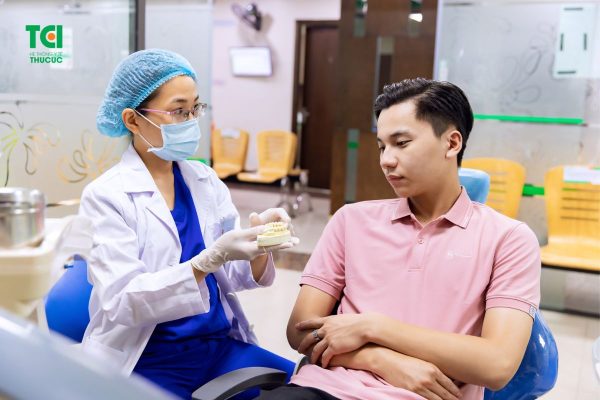Thăm khám với bác sĩ để đánh giá tình trạng răng miệng và mức độ phù hợp với việc bọc răng sứ