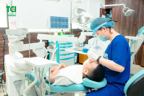 Quy trình bọc răng sứ bán phần được thực hiện tại nha khoa với đầy đủ các thiết bị máy móc hiện đại