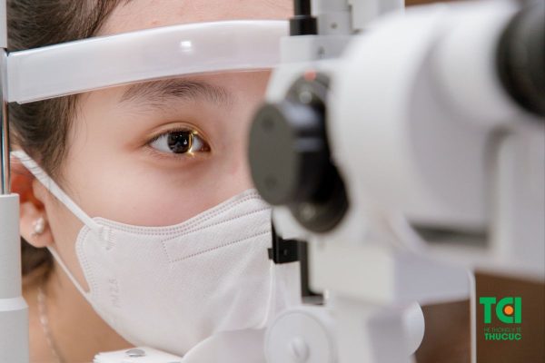Cho trẻ thăm khám mắt định kỳ để được theo dõi và điều trị các vấn đề về mắt sớm