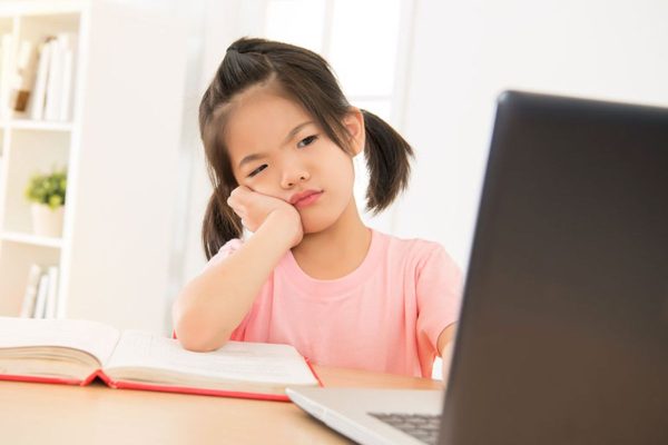 Sử dụng nhiều thiết bị điện tử, ngồi học sai tư thế có thể khiến trẻ có nguy cơ mắc tật khúc xạ cao