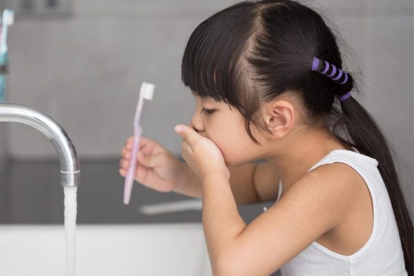 Trẻ cần phải đánh răng đều đặn từ 2-3 lần hằng ngày và sử dụng kem đánh răng phù hợp