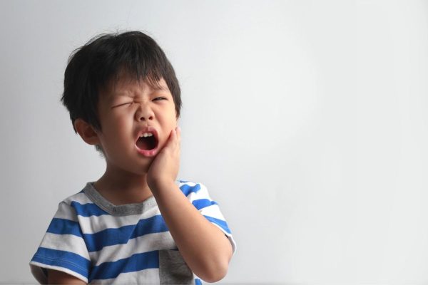 Không chăm sóc răng miệng cho trẻ đúng cách sẽ khiến trẻ dễ mắc các bệnh lý răng miệng như sâu răng, viêm nha chu...