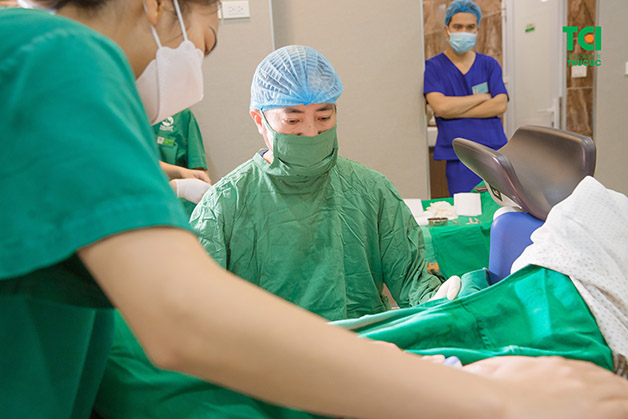 Tại Bệnh viện Đa khoa Quốc tế Thu Cúc TCI, phụ nữ sinh thường được thực hiện tiểu phẫu rạch tầng sinh môn và thực hiện khâu thẩm mỹ sau sinh