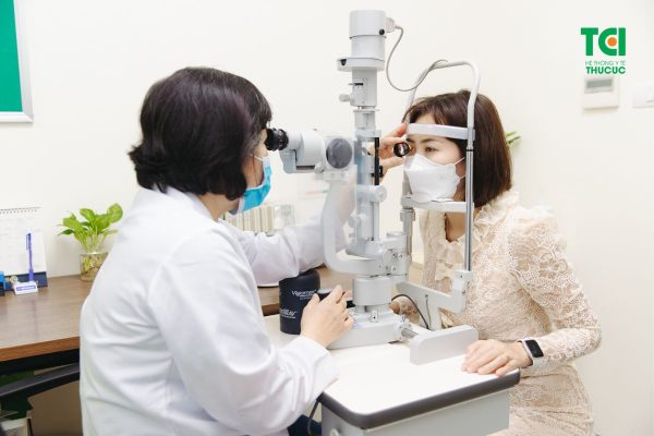 Khám mắt định kỳ để phát hiện sớm các bệnh lý nhãn khoa ngay khi ở giai đoạn đầu hoặc khi chưa biểu hiện thành bệnh,