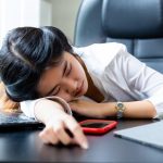 Tại sao dân văn phòng thường khó ngủ trưa?