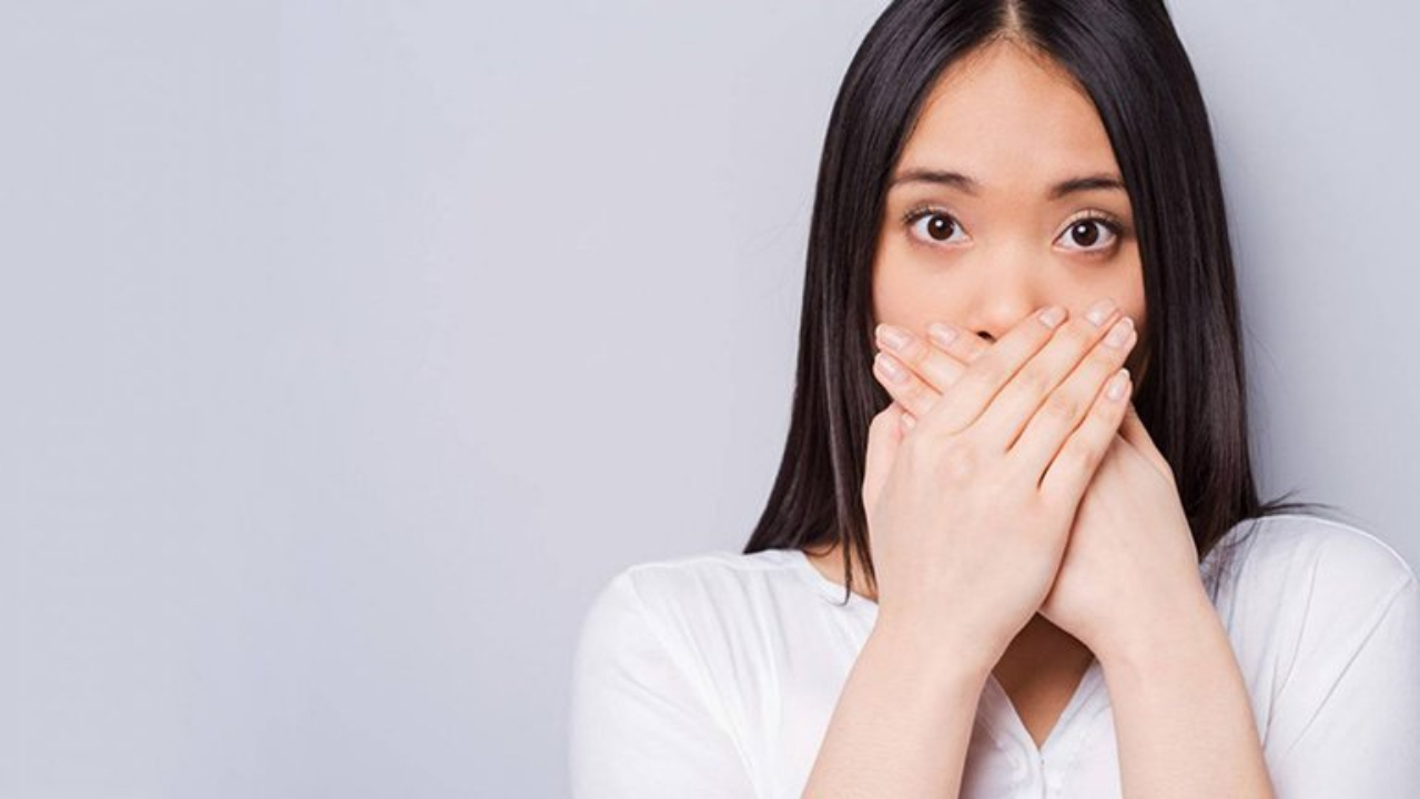 Các biện pháp nào khác có thể giúp khử mùi hôi trong miệng ngoài việc đánh răng?
