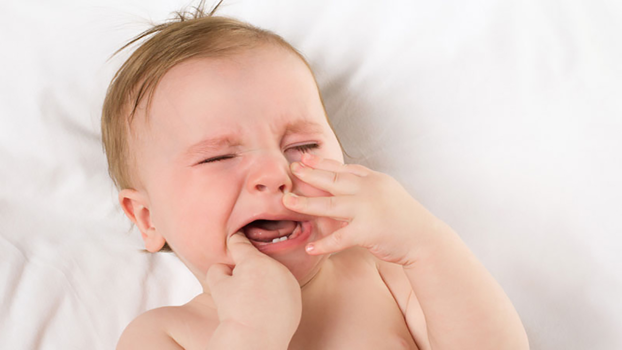 Có dấu hiệu gì cho thấy trẻ mọc răng bị sốt?