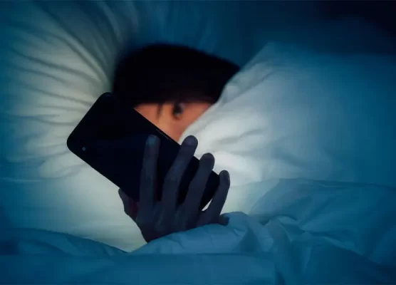 Nguyên nhân dẫn đến mất ngủ do sử dụng điện thoại quá lâu trước khi ngủ