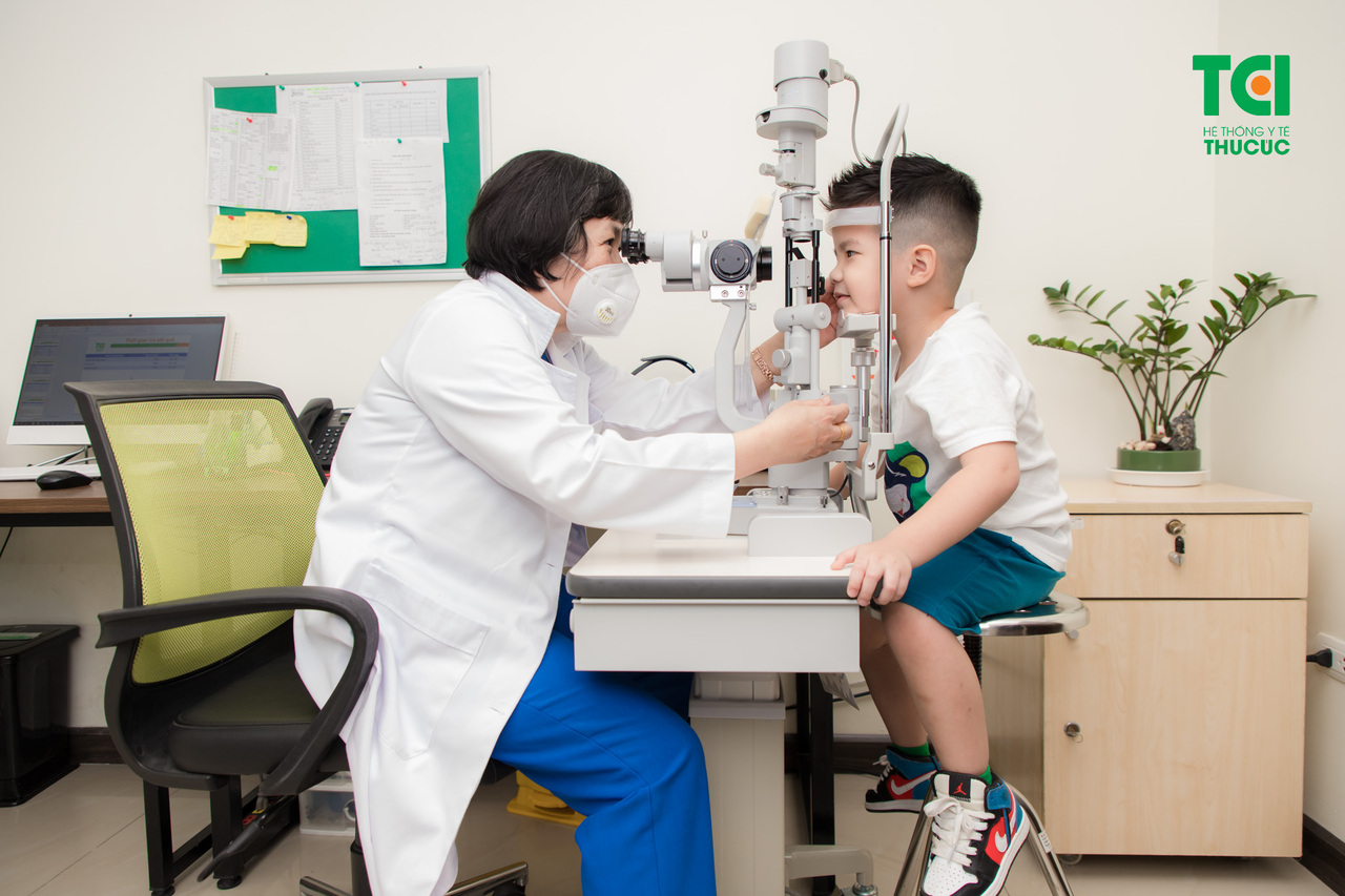 Khi nào cần phải tham khảo ý kiến ​​bác sĩ về sụp mí mắt ở trẻ em?
