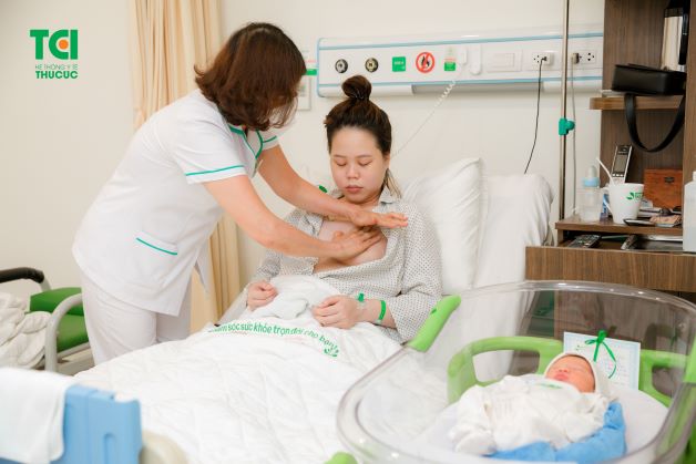 Sau khi sinh, sản phụ được massage kích thích sữa về