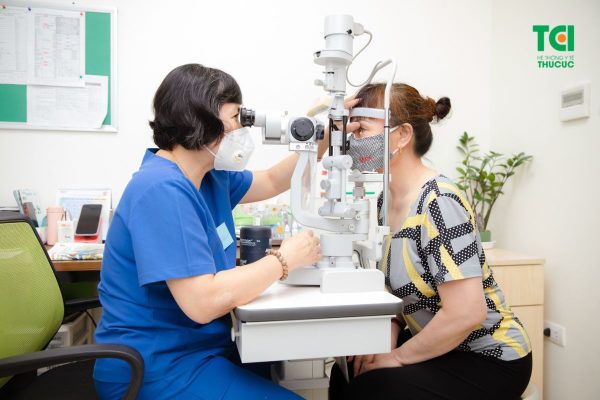 Khám mắt thường xuyên để phát hiện sớm bệnh và điều trị đúng cách theo phác đồ của bác sĩ