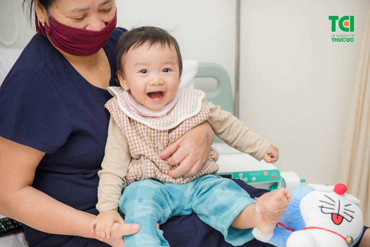 Trẻ 6 tuổi mọc răng hàm bị sốt có phải là hiện tượng phổ biến?