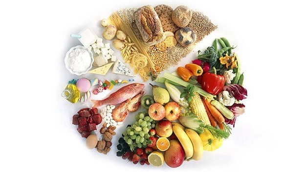 Mọi người cần bổ sung đủ nhóm dinh dưỡng để cơ thể khỏe mạnh