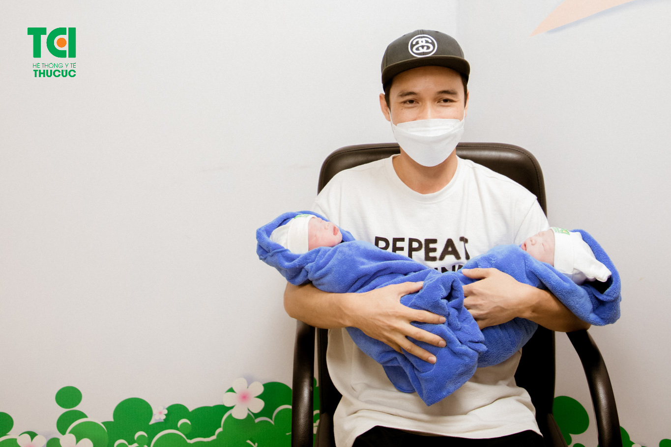 Bố đón tay 2 bé tại phòng áp da sau sinh dành cho bố