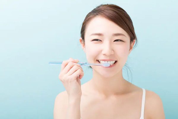 Chải răng đều đặn ít nhất 2 lần mỗi ngày để làm sạch khoang miệng, ngăn ngừa vi khuẩn gây bệnh