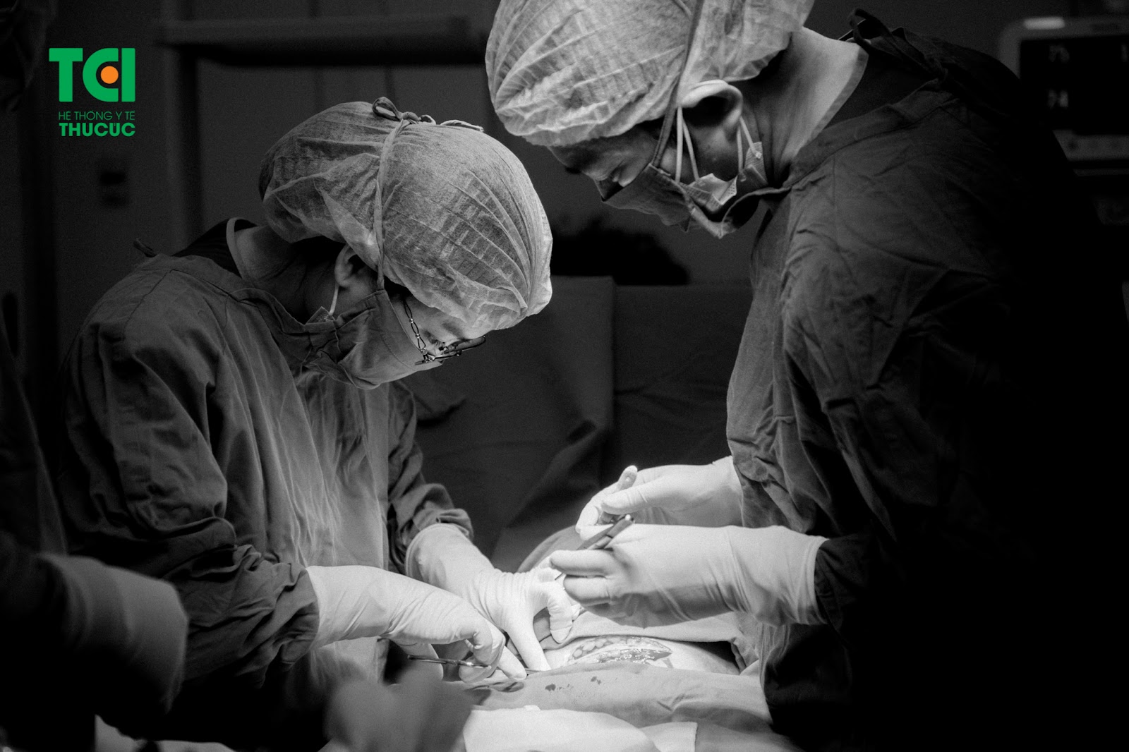 Các bác sĩ Thu Cúc TCI thực hiện phẫu thuật mổ đẻ cho chị Nguyễn Thị Ly