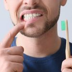 Cách trị hôi miệng khi bị sâu răng dễ áp dụng