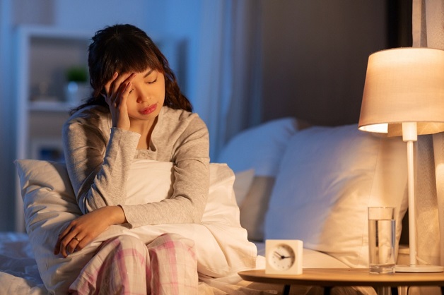 khó ngủ đau đầu khiến nhiều người trẻ bị tai biến mạch máu não