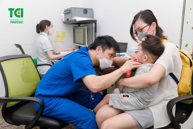 Bố mẹ cho trẻ thăm khám và điều trị với chuyên gia để nấm miệng không trở nặng