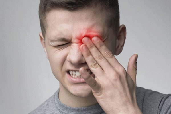 Đau nhức mắt, nhức đầu, kết mạc ngưng tụ nhẹ là biểu hiện của bệnh tăng nhãn áp và triệu chứng thường thấy nhất ở người bệnh