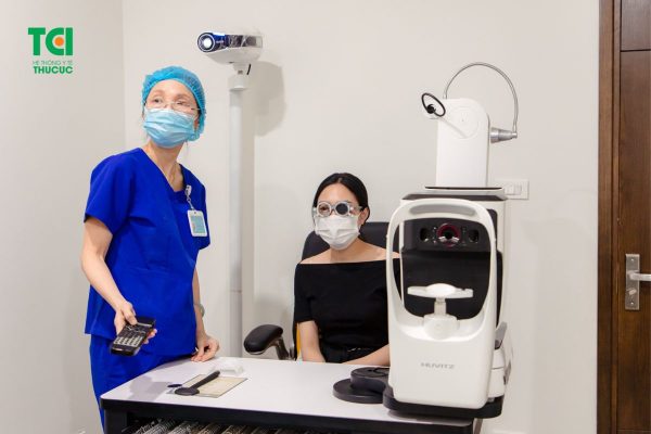Tật khúc xạ loạn thị có thể điều trị khắc phục bằng việc đeo kính gọng, kính ortho K, phẫu thuật điều chỉnh giác mạc...