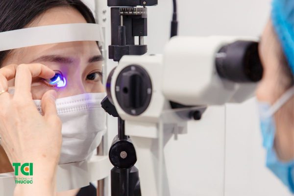 Điều trị thị lực kém do tật khúc xạ bằng việc sử dụng các loại kính áp tròng, kính gọng...