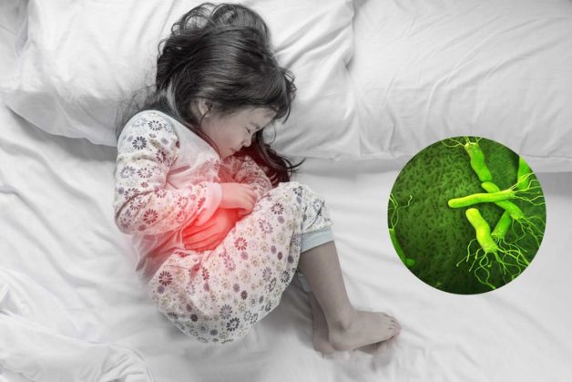 đau bụng là biểu hiện đặc trưng khi trẻ bị viêm dạ dày HP