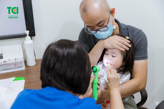 Khi trẻ có dấu hiệu mắc tay chân miệng, bố mẹ nên đưa trẻ đến cơ sở y tế uy tín gần nhất ngay