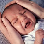 Trẻ quấy khóc đêm phải làm sao và có nguy hiểm không?