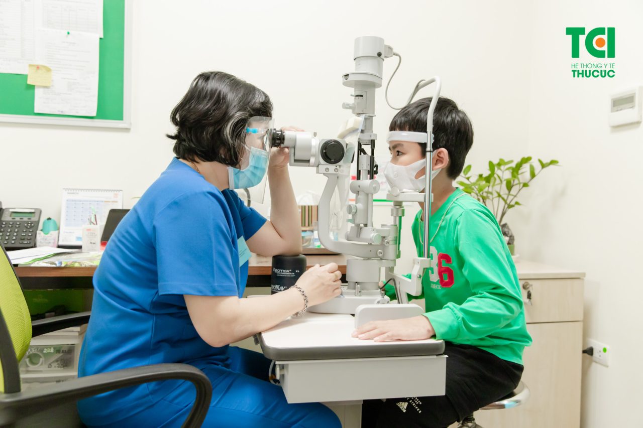 Có những phương pháp điều trị nào cho trẻ sơ sinh bị lác mắt?
