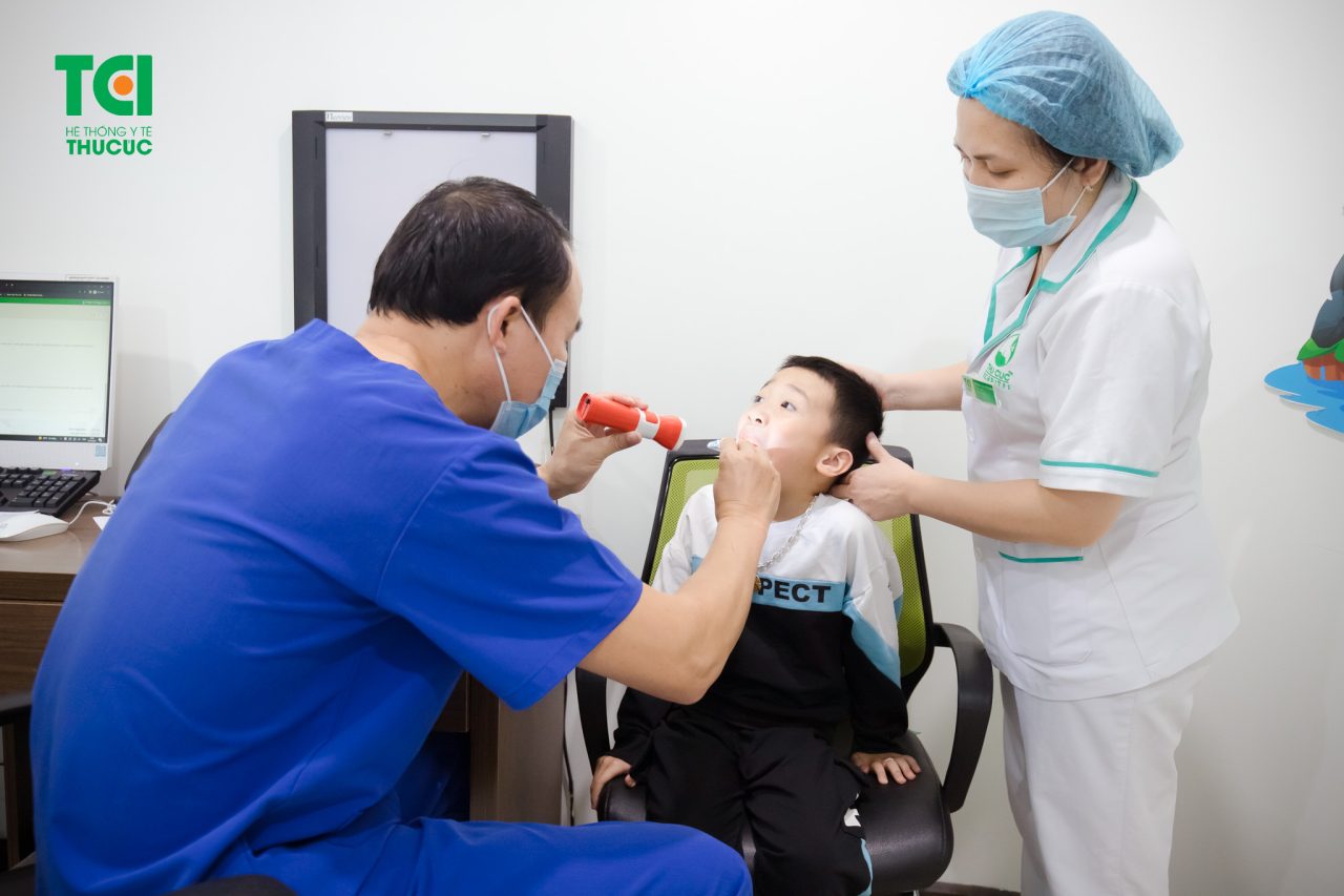 Trẻ bị viêm họng có sốt nhẹ hay sốt cao?
