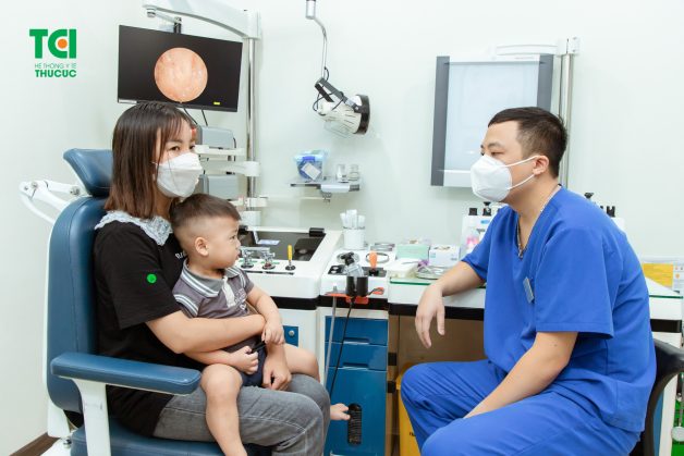 Điều trị cho bé bị viêm loét niêm mạc miệng.