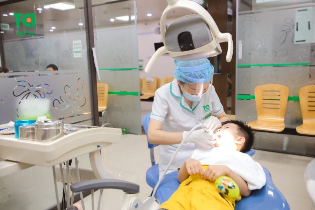 Điều trị dứt điểm bệnh viêm chân răng ở trẻ em.