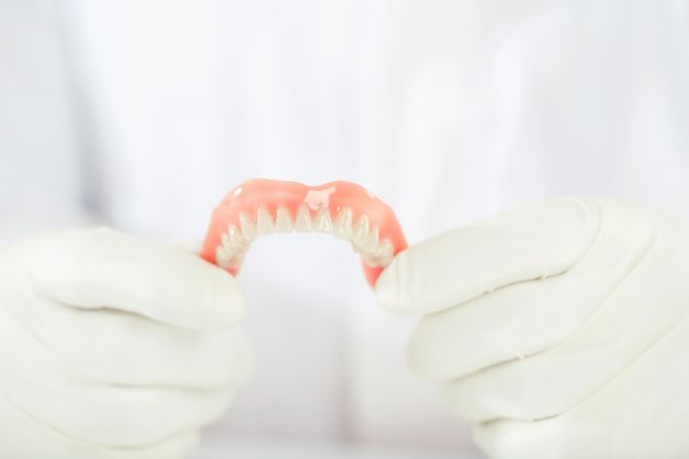 Những điều cần lưu ý khi chăm sóc răng giả.
