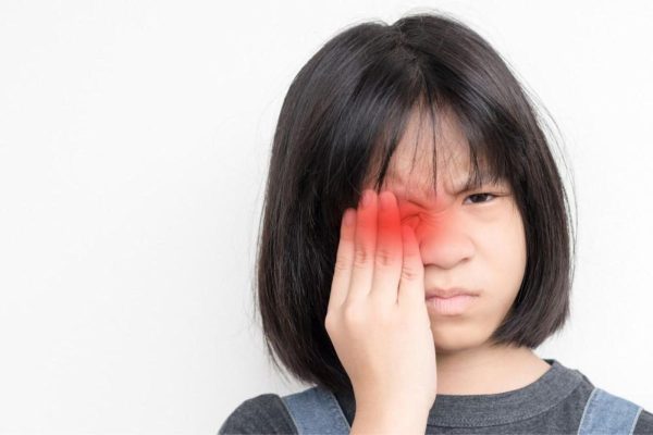 Trẻ mắc đau mắt đỏ thường có triệu chứng đỏ mắt, ngứa, chảy nước mắt…