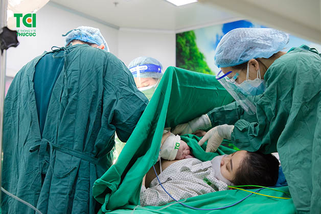 Mổ đẻ chủ động, mẹ bầu cần được xử lý vết mổ thật tốt, kết hợp chăm sóc cẩn thận, tránh dính ruột, viêm đường tiết niệu, bàng quang
