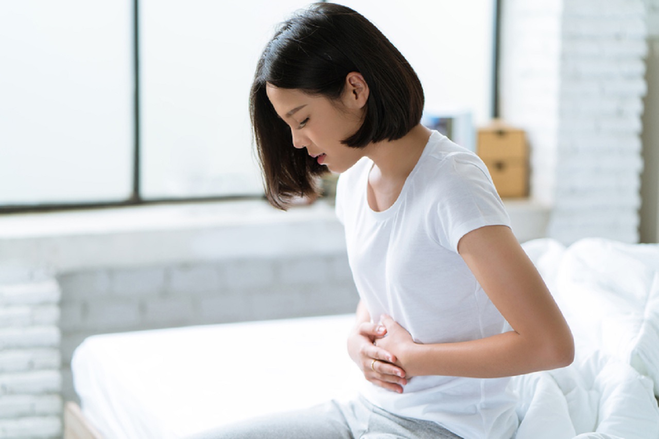 Bệnh nhân đau bụng râm râm có triệu chứng gì khác bên cạnh đau?
