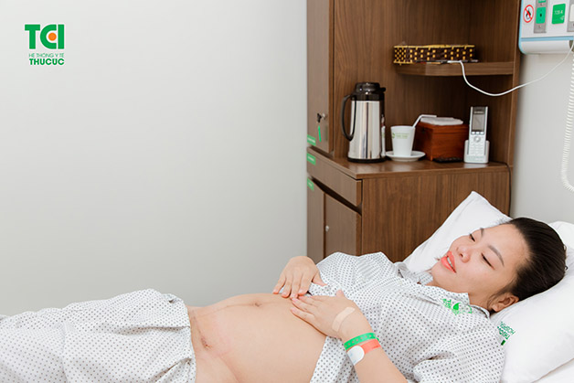 Sau khi sinh mổ, việc nằm ngửa sẽ giúp các bà mẹ không cần lo lắng về áp lực lên vết mổ và đồng thời giúp thả lỏng cơ thể tốt nhất.