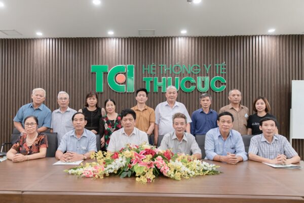 Thu Cúc TCI nhận thư cảm ơn của UBND quận Tây Hồ về hoạt động vì cộng đồng