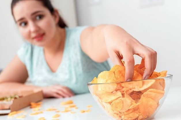 Thói quen ăn uống kém chất lượng có thể là yếu tố cản trở khả năng thụ thai, nguyên nhân dẫn đến việc kinh nguyệt đều nhưng không thụ thai.