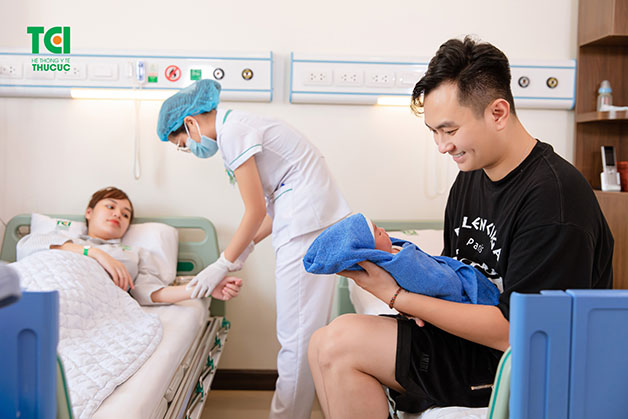 Tiêm kháng sinh sau khi mổ đẻ thường với mục đích điều trị, ngăn ngừa những biến chứng xấu có thể xảy ra với mẹ bầu
