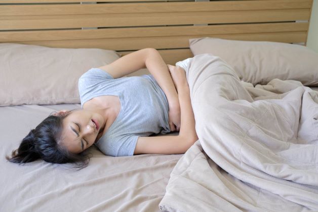 Nang đa thùy có thể gây đau tức bụng dưới cho người bệnh