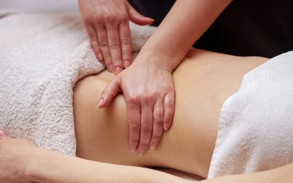 womanhavingstomachmassage 732x549 thumbnail 157668438731230836444 crop 15766845718041486861331