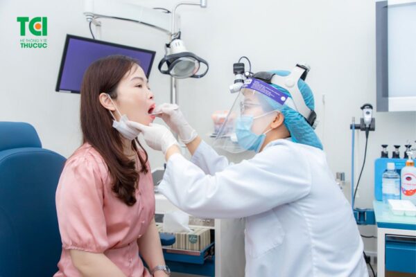 Gắp xương cá bằng nhíp là cách xử lý hóc xương cá thường được áp dụng hiện nay