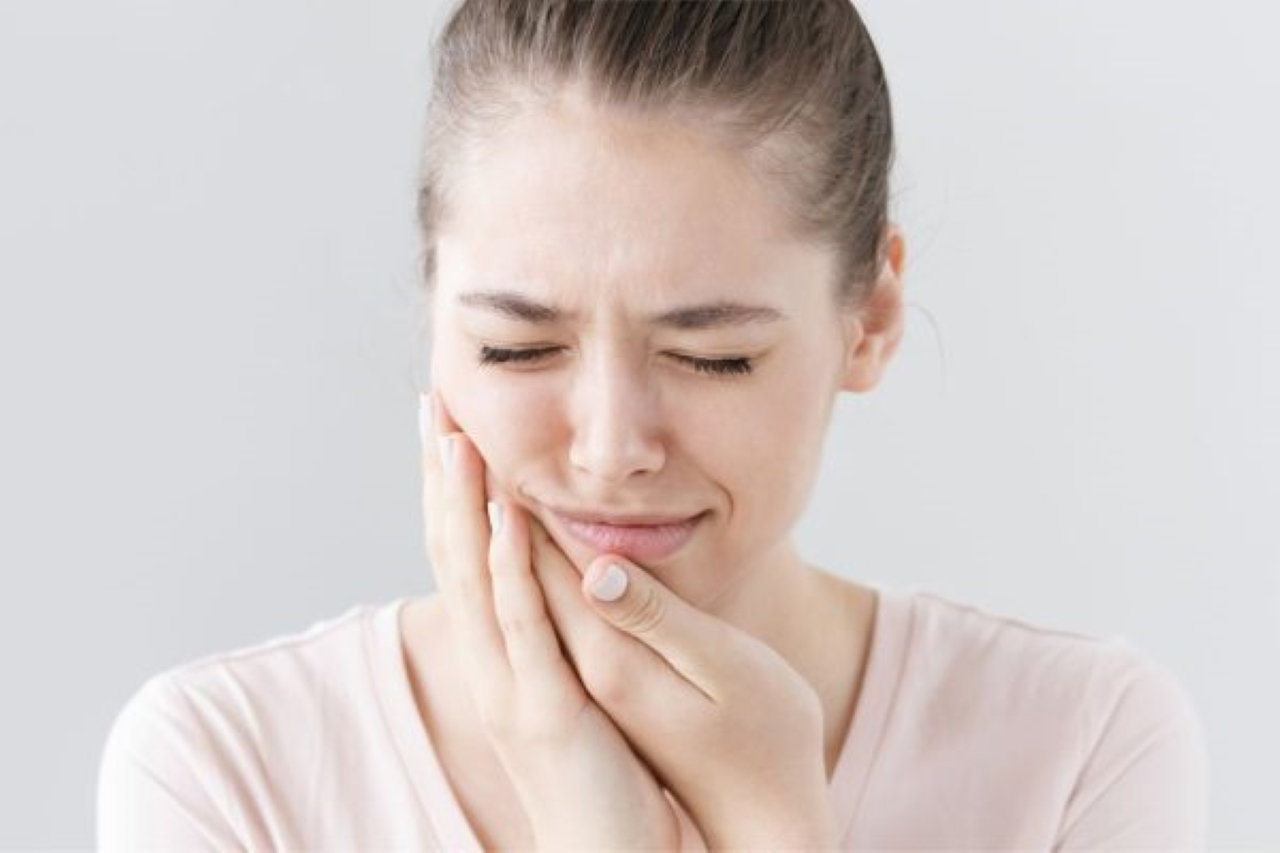 Những nguyên nhân gây bị đen ở chân răng bạn nên biết